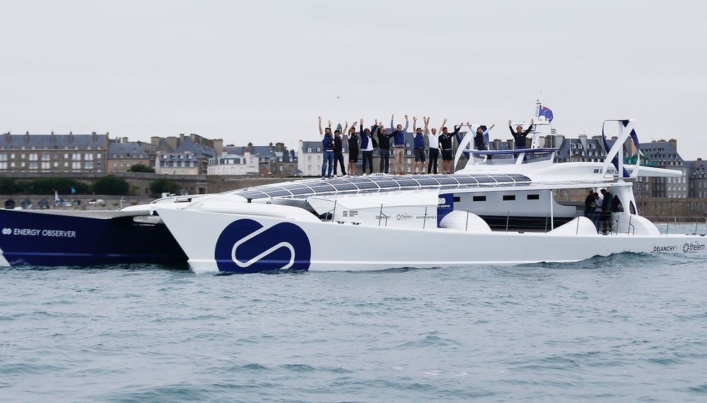 Energy Observer : le catamaran  hydrogne quitte le port de Saint Malo