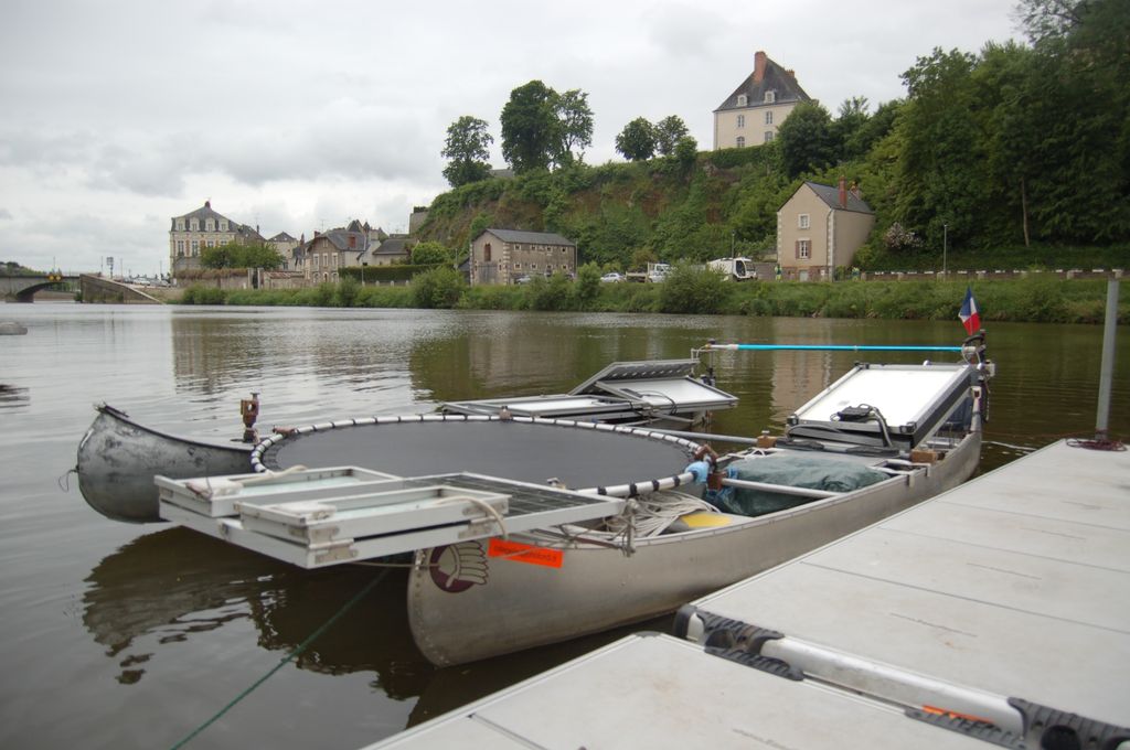 Le mini-catamaran lectro-solaire de Christian de Gellis au Festival de Loire