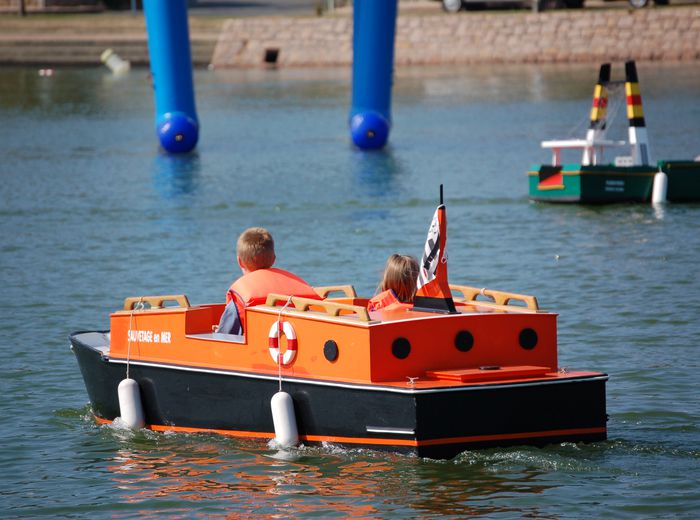 Bretagne : les bateaux lectriques miniatures de Saviboat sur le plan d’eau du Linkin