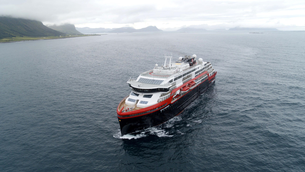 Norvge : le premier navire hybride dHurtigruten entame son voyage inaugural