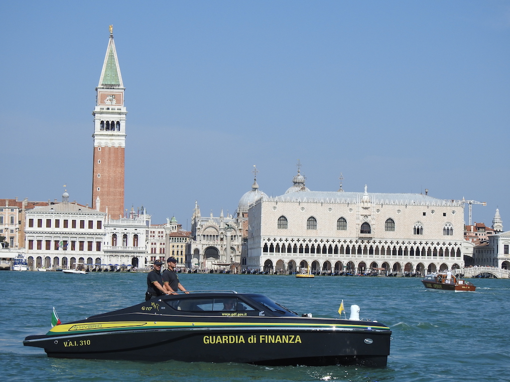 Un bateau de patrouille hybride pour la police de Venise