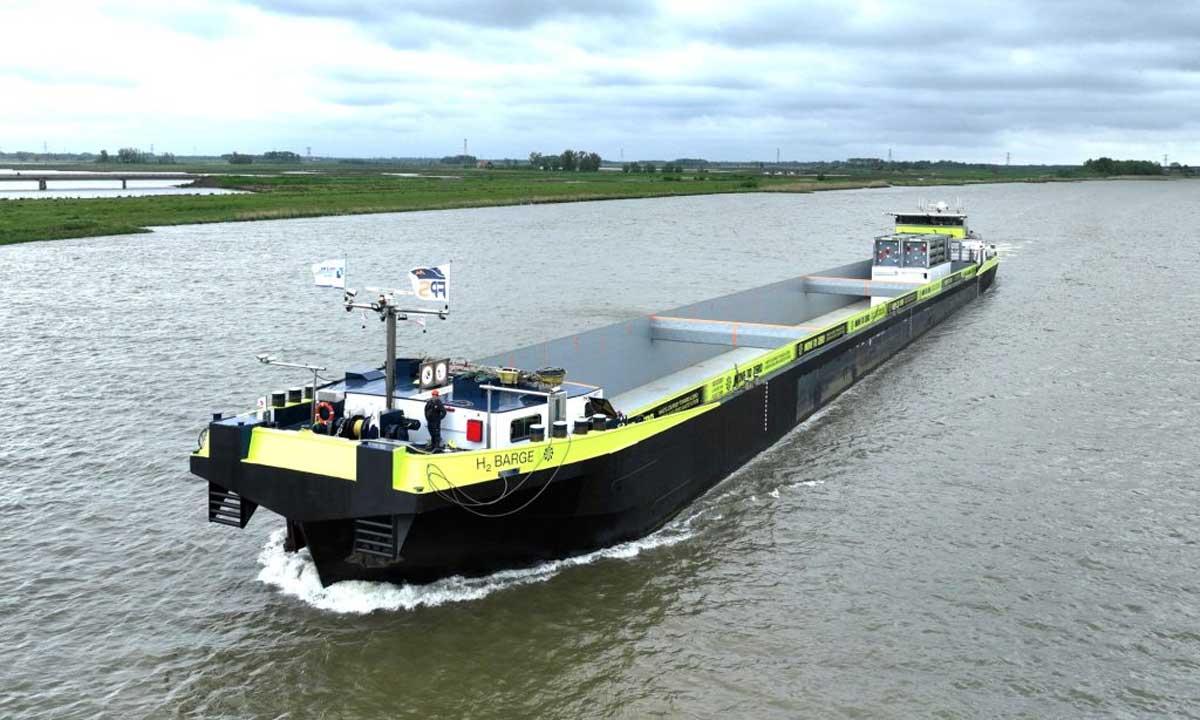 Pays-Bas : le porte-conteneurs fluvial  hydrogne H2 Barge entre en service