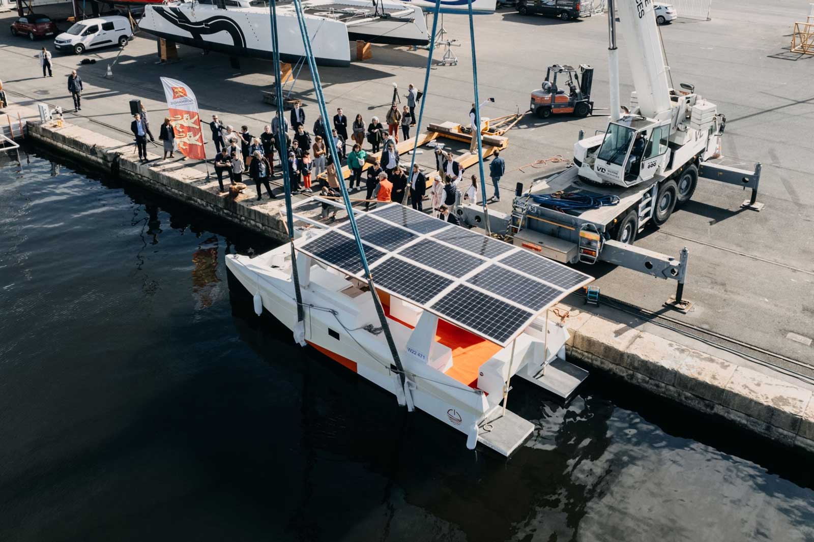 Millikan Boats met  leau son catamaran lectro-solaire M9