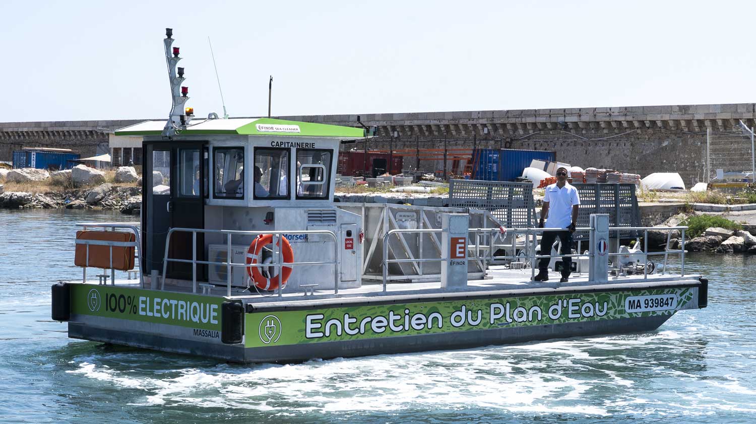 Massalia : un bateau 100 % lectrique pour nettoyer les eaux du port de Marseille