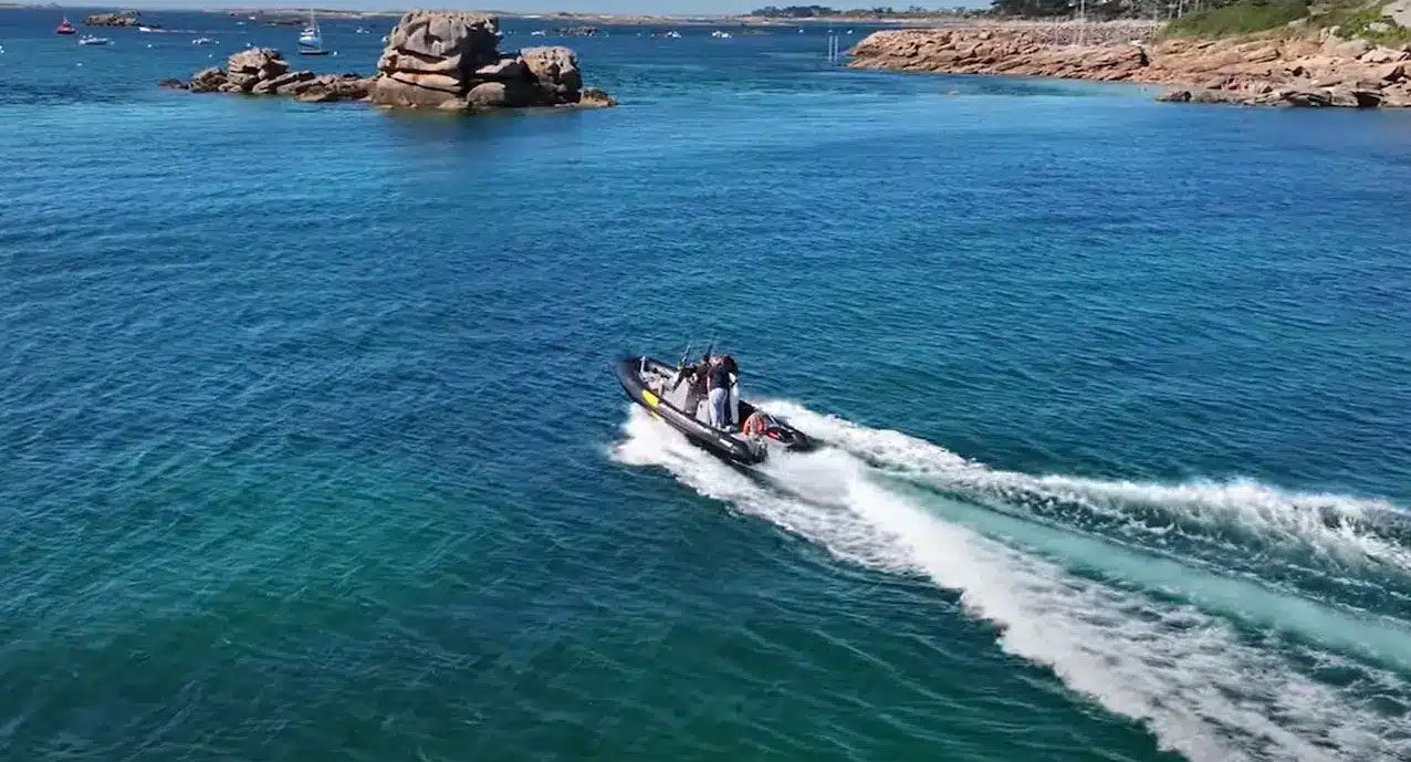 Bord  Bord livre un ZenPro 580 au port dUstica, en Sicile