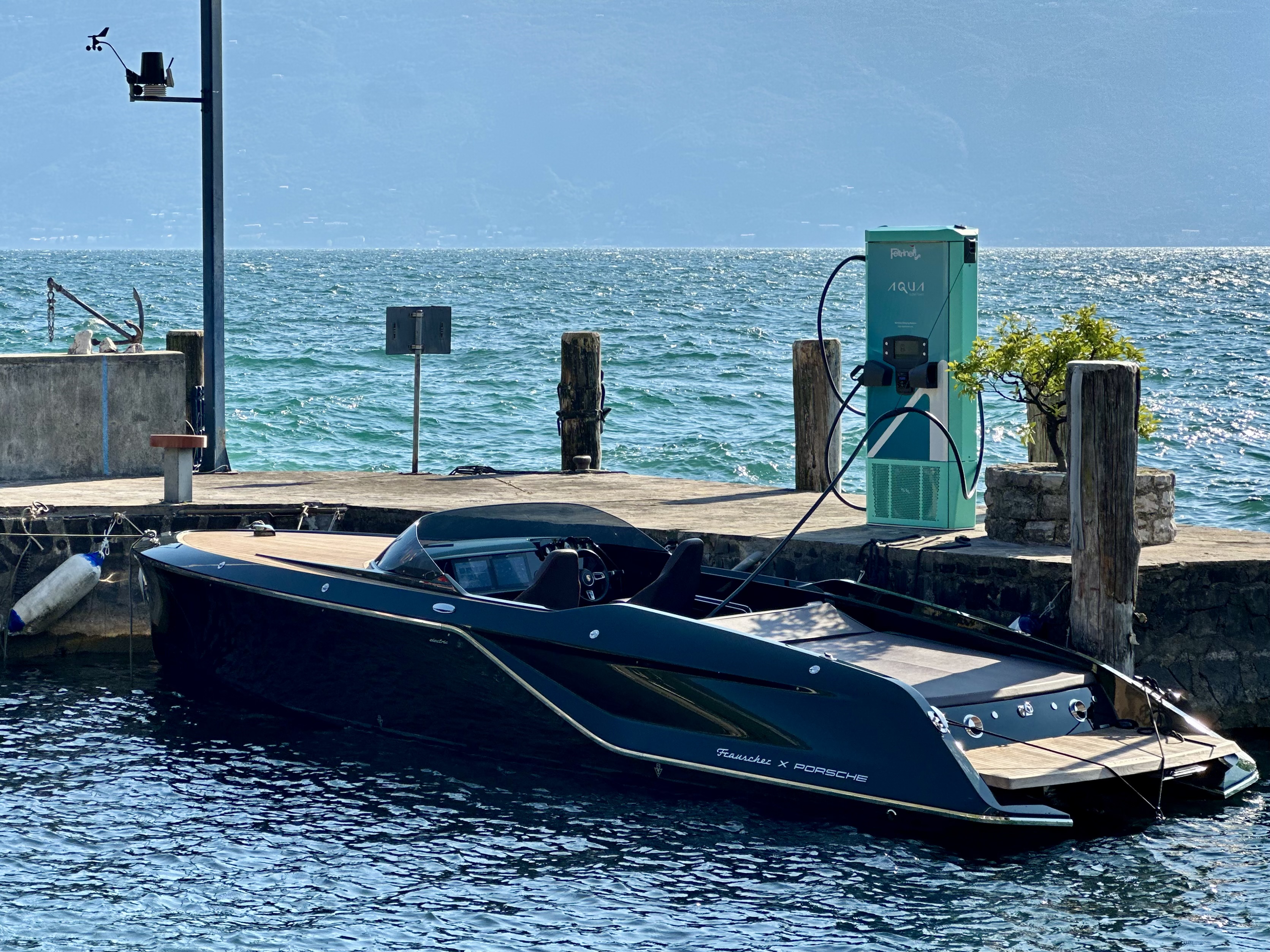 Aqua superPower installe sa premire borne de recharge rapide sur le lac de Garde