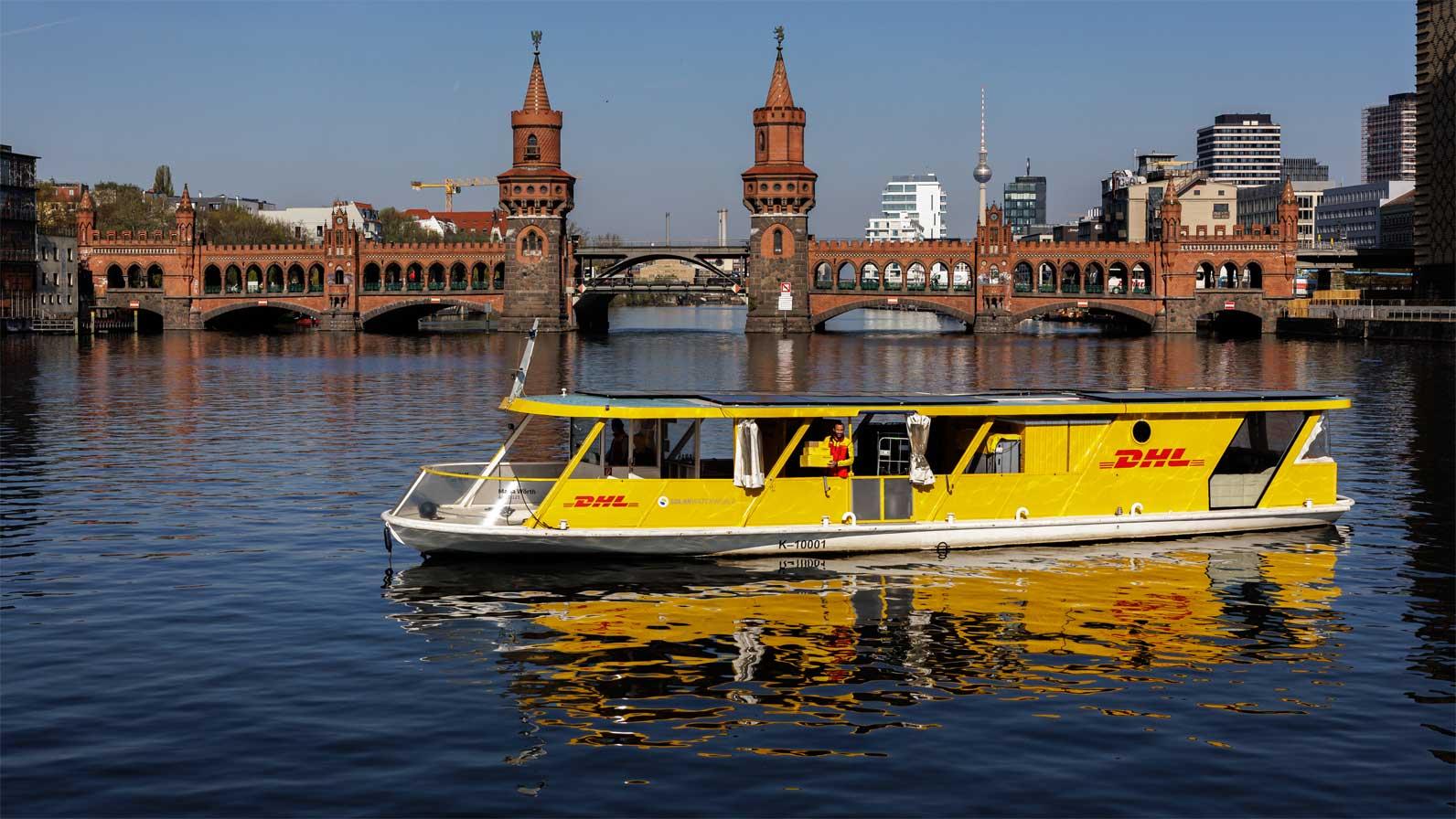 A Berlin, DHL d�ploie un nouveau bateau �lectro-solaire pour sa logistique