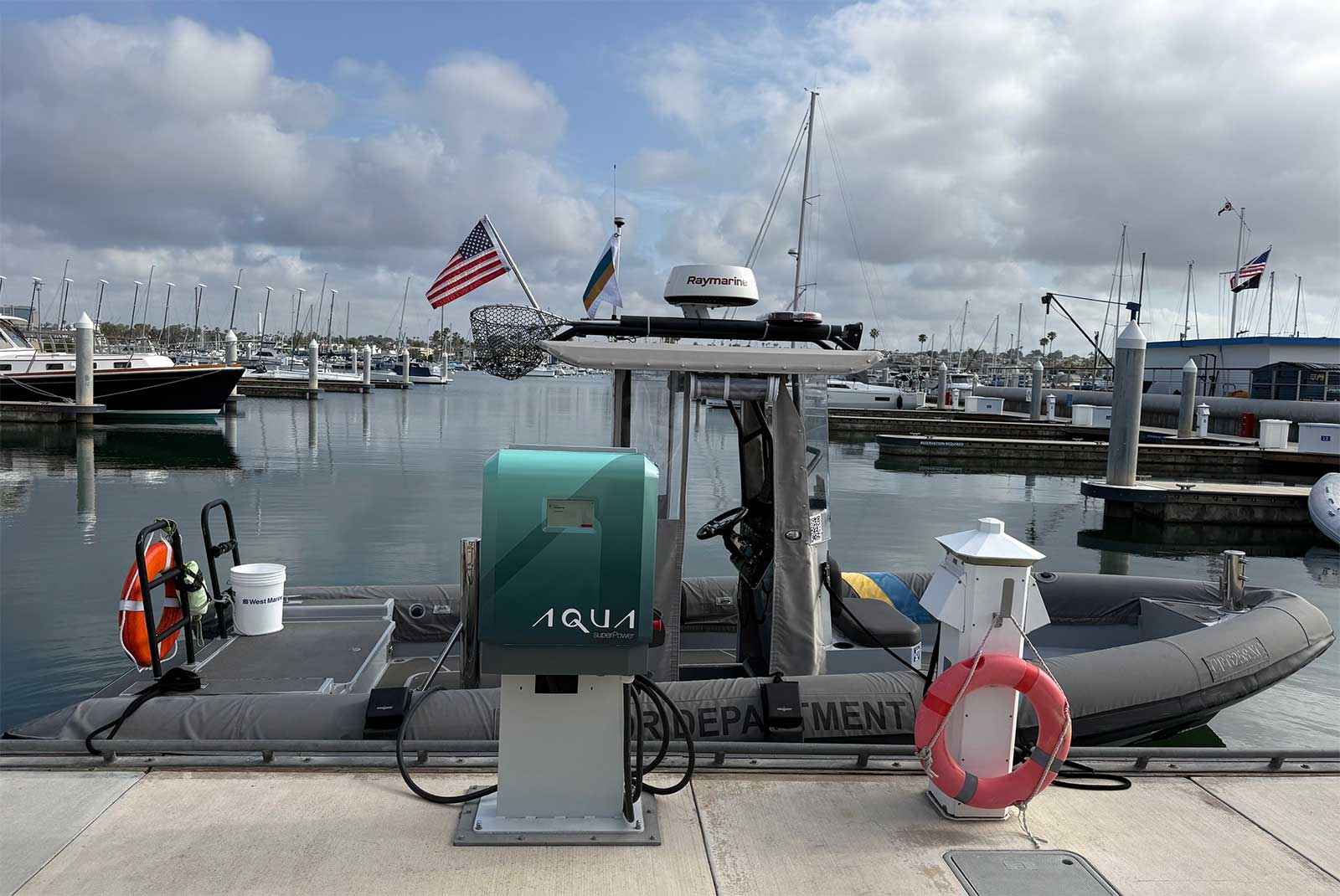 ​Californie : Aqua superPower d�ploie une premi�re borne de recharge rapide pour bateaux � Newport Beach
