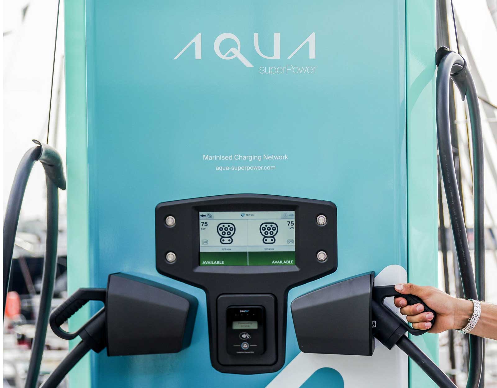 NatPower Marine rach�te Aqua superPower et cr�e le premier r�seau mondial de recharge pour bateaux �lectriques